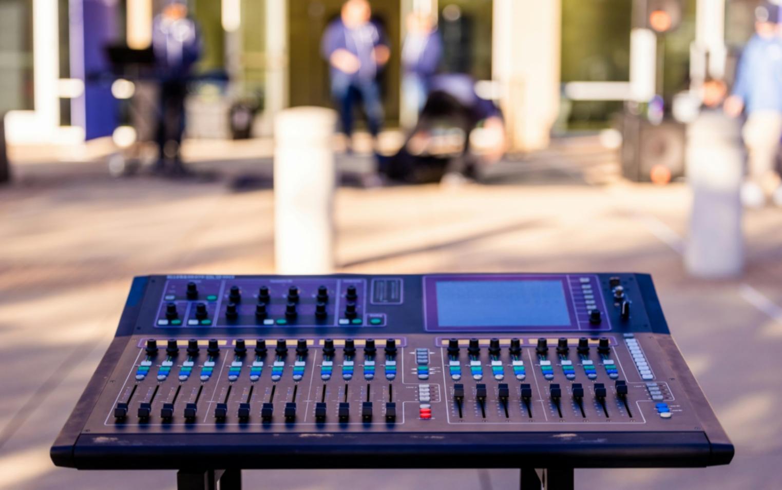Composizione creativa con strumenti musicali analogici